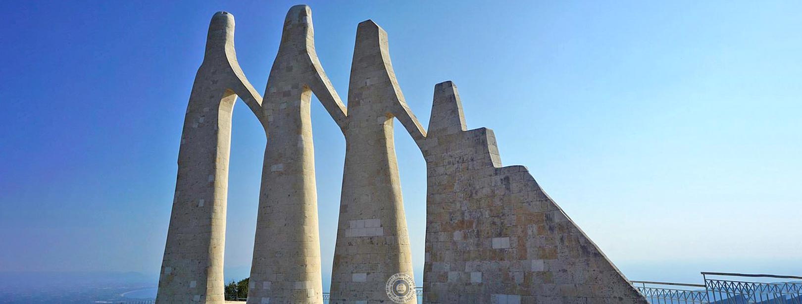 Μνημείο Ζαλόγγου: Οι Ηρωίδες Σουλιώτισσες